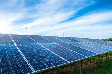 Fotovoltaik güneş enerjisi paneli dramatik gün batımı mavi gökyüzü arkaplanı, yeşil temiz Alternatif enerji kavramı.