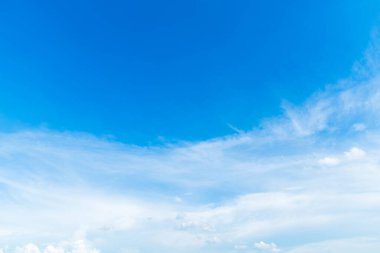 güzel hava atmosferi parlak mavi gökyüzü arkaplan soyut beyaz bulutlu berrak doku.