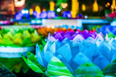 Güzel kratong Made of foam Loy Kratong Festivali veya Tay Yeni Yıl ve nehir tanrıçası ibadet töreni için su üzerinde yüzen, 12 ay dolunay Tayland ünlü festivali olun.