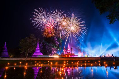 Güzel Havai fişek sahnesinin hafif rengi Sukhothai Co Lamplighter Loy Krathong Festivali 'nin Sukhothai Tarihi Tapınak Parkı' ndaki partisi Sukhothai 'nin kalıntılarını kapsıyor.. 