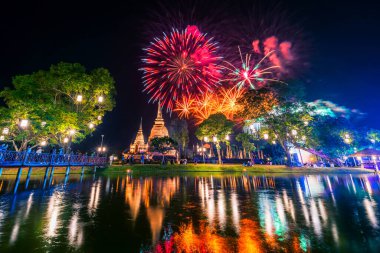 Güzel Havai fişek sahnesinin hafif rengi Sukhothai Co Lamplighter Loy Krathong Festivali 'nin Sukhothai Tarihi Tapınak Parkı' ndaki partisi Sukhothai 'nin kalıntılarını kapsıyor.. 