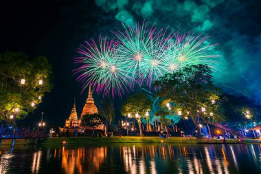 Güzel Havai fişek sahnesinin hafif rengi Sukhothai Co Lamplighter Loy Krathong Festivali 'nin Sukhothai Tarihi Tapınak Parkı' ndaki partisi Sukhothai 'nin kalıntılarını kapsıyor.. 