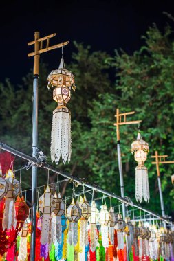 Güzel renkli Lanna lambası arka plan fener desenleri Loi Krathong veya Yi Peng Festivali Chiang Mai Tayland 'da kuzey thai tarzı fenerlerdir. 12. ayda dolunay..