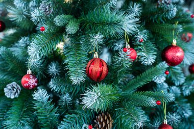 Mutlu Noel 'ler, renkli baloları, hediye kutusunu ve Noel kutlaması paketini kapatın, Noel ve Yeni Yıl boyunca Yeşil Noel ağacı arka planında çan süslemesi.