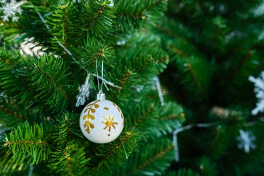 Mutlu Noel 'ler, renkli baloları, hediye kutusunu ve Noel kutlaması paketini kapatın, Noel ve Yeni Yıl boyunca Yeşil Noel ağacı arka planında çan süslemesi.