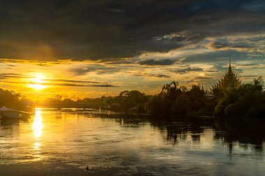 Raft Village ve Nan Nehri 'nde doğal akşam tapınağı (Thai dili: Wat Chan West) ile yükselir (Tayland dili: Wat) Phitsanulok' un önemli bir turistik merkezidir.,
