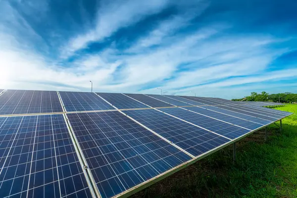 Fotovoltaik güneş enerjisi paneli dramatik gün batımı mavi gökyüzü arkaplanı, yeşil temiz Alternatif enerji kavramı.