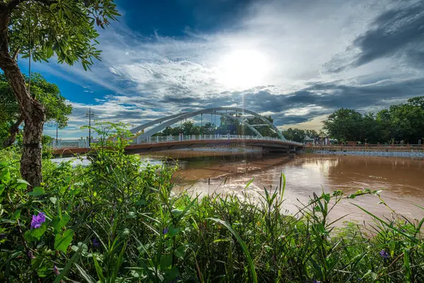 Chan Sarayı Köprüsü, Nan Nehri üzerinde yükseliyor Chan Sarayı köprüsü mavi arka plan New Landmark önemli bir turist gündüz vakti Phitsanulok 'un halka açık mekanları