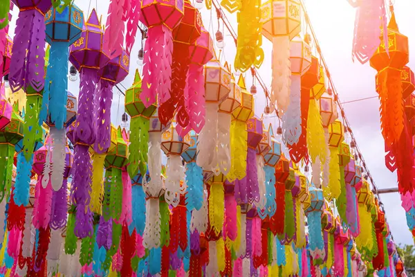 Güzel Lanna fenerinin ışığı, Tayland 'ın başkenti Lamphun' da yer alan bir Budist tapınağı olan Wat Phra 'da bulunan Loi Krathong veya Yi Peng Festivali' ndeki kuzey Thai tarzı fenerlerdir..