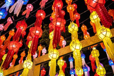 Rengarenk Lanna lambasının ışığı arka plan feneri Chiang Mai Tayland 'da kuzey Thai tarzı fenerlerdir. 12. ayda dolunay..