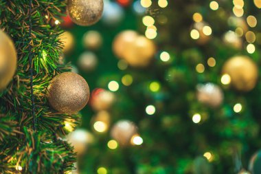 Mutlu Noel 'ler, renkli baloları, hediye kutularını ve Noel arkaplanındaki yeşil Noel ağacı dekorasyonunu Noel ve yeni yıl boyunca kutlayın..