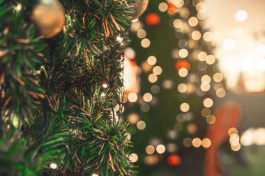 Mutlu Noel 'ler, renkli baloları, hediye kutularını ve Noel arkaplanındaki yeşil Noel ağacı dekorasyonunu Noel ve yeni yıl boyunca kutlayın..