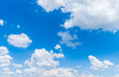güzel hava atmosferi parlak mavi gökyüzü arkaplan soyut beyaz bulutlu berrak doku.