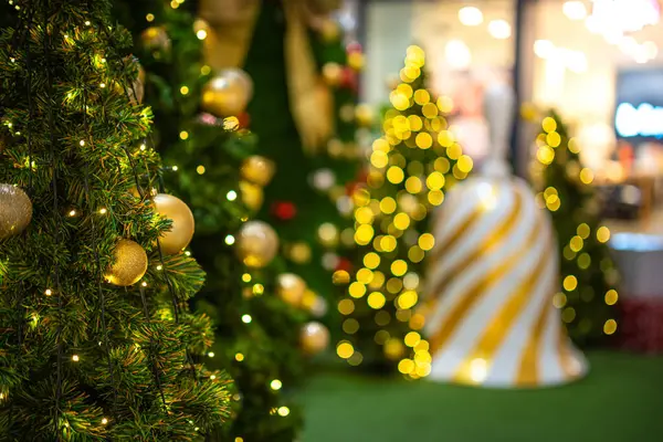 Mutlu Noel 'ler, renkli baloları, hediye kutularını ve Noel arkaplanındaki yeşil Noel ağacı dekorasyonunu Noel ve yeni yıl boyunca kutlayın..