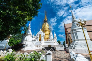 Wat Suan Dok, Chiang Mai Kuzey Tayland 'da günbatımında bir Budist tapınağıdır (Wat).