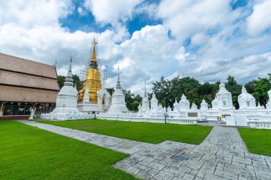 Wat Suan Dok, Chiang Mai Kuzey Tayland 'da günbatımında bir Budist tapınağıdır (Wat).