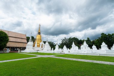 Wat Suan Dok, Chiang Mai Kuzey Tayland 'da günbatımında bir Budist tapınağıdır (Wat).