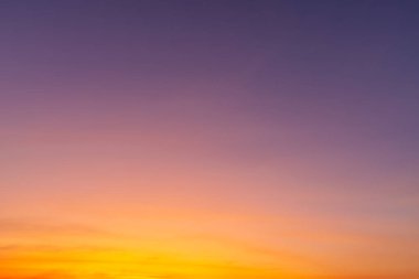 Alacakaranlık mavisi parlak ve turuncu sarı dramatik günbatımı gökyüzü kırsal ya da plaj renkli bulutlu hava arkaplanlı.