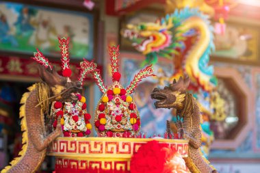 Kırmızı mumlar ve yanan tütsü, Çin alfabesindeki kutsanmış kağıttan altınlar üzerine Çin 'deki bir tapınakta Çin Yeni Yılı' nda Tanrı 'ya olan saygıyı gösteren bir lütuftur.