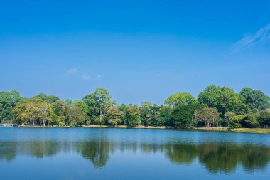 Ang Kaew Chiang Mai Üniversitesi 'nde ve Doi Suthep doğa ormanlarında halka açık bir gezi gölü manzarası..