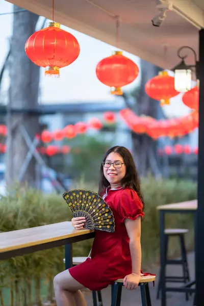 Portrét Krásné Úsměvy Asijské Mladé Ženy Sobě Červené Tradiční Čínské Stock Snímky