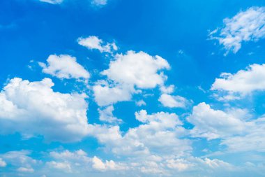 güzel hava atmosferi parlak mavi gökyüzü arkaplan soyut beyaz bulutlu berrak doku.