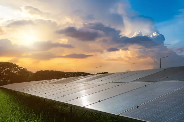 Solcellsmoduler Solkraftverk Dramatisk Solnedgång Himmel Bakgrund Ren Alternativ Energi Koncept — Stockfoto