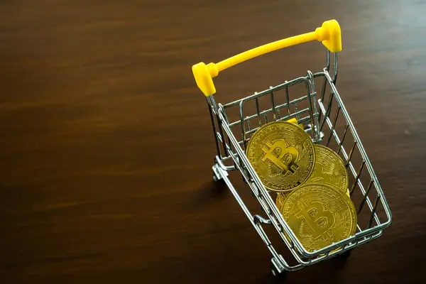 Närbild Gyllene Bitcoins Eller Cryptocurrency Mynt Eller Symboler Kundvagnen Bordet — Stockfoto