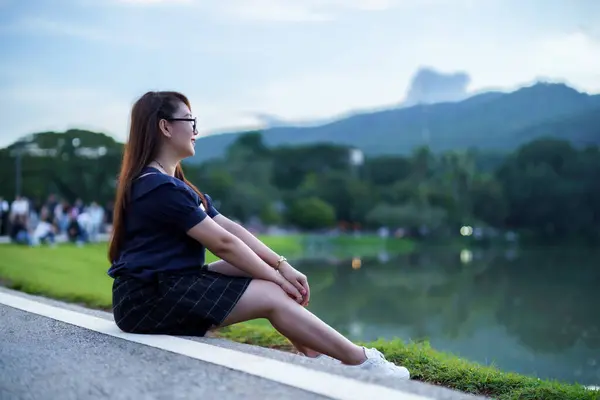 Happy Relaxační Portrét Asijské Ženy Noste Tmavě Modré Šaty Zatímco Stock Snímky