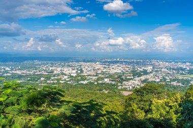 Şehir merkezi, otel, alışveriş merkezi, tapınak ve evler üzerinde yol manzarası olan dağlarda hava bulutlu arka plan beyaz bulutlu..