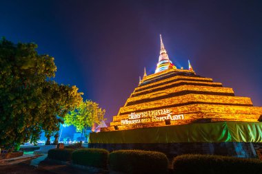 Phitsanulok, Tayland 'ın başkenti Phitsanulok' ta geceleyin yapılan bir Budist tapınağıdır..