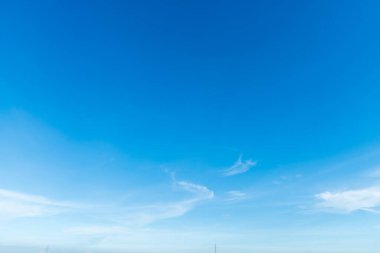 güzel hava atmosferi parlak mavi gökyüzü arkaplan soyut beyaz bulutlu berrak doku.