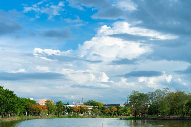 güzel hava atmosferi parlak mavi gökyüzü arkaplan soyut beyaz bulutlu berrak doku.