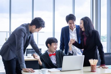 Çeşitli cinsiyetlere sahip Asyalı iş adamları grubu (LGBT) başarılı oldu ve homoseksüel işadamını tebrik etti.