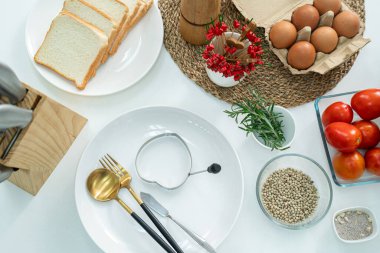 Dilimlenmiş ekmek yumurtaları, şeker, baharatlar ve beyaz masadaki mutfakta çırpılmış çırpı. Düz konum, metin için Copyspace hazır. Yemek hazırlama kavramı, arka planda mutfak..