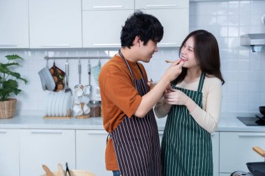 Kız arkadaşının yaptığı yemekleri tadıyordu. Biftek hazırlıyordu ve evde ya da mutfakta dururken sebzelerle, etle, ekmekle yemek pişirmekten zevk alıyordu.