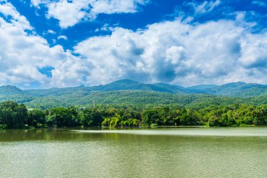 Ang Kaew Chiang Mai Üniversitesi 'nde ve Doi Suthep doğa ormanlarında halka açık bir gezi gölü manzarası..