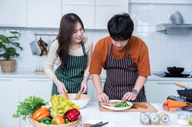 Genç Asyalıyı sevmek, neşeli bir şekilde yemek hazırlamak, sebzelerle, etle, ekmekle yemek pişirmekten zevk almak ve bir evde ya da mutfakta hayat boyu durmak.