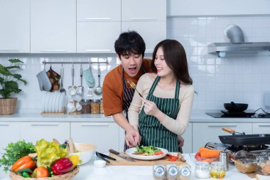 Kız arkadaşının yaptığı yemekleri tadıyordu. Biftek hazırlıyordu ve evde ya da mutfakta dururken sebzelerle, etle, ekmekle yemek pişirmekten zevk alıyordu.