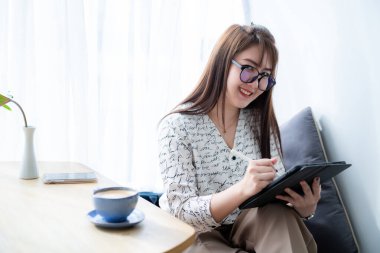 Asyalıların serbest çalışmasından, iş kadınlarının günlük işlerini yapmasından ya da internet sohbetleri için elektronik kalemle dijital tablete not almasından ve kahve dükkanında kahve fincanı ile blog yazmasından memnun.