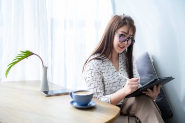 Asyalıların serbest çalışmasından, iş kadınlarının günlük işlerini yapmasından ya da internet sohbetleri için elektronik kalemle dijital tablete not almasından ve kahve dükkanında kahve fincanı ile blog yazmasından memnun.