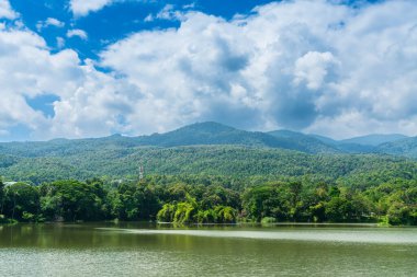 Ang Kaew Chiang Mai Üniversitesi 'nde ve Doi Suthep doğa ormanlarında halka açık bir gezi gölü manzarası..