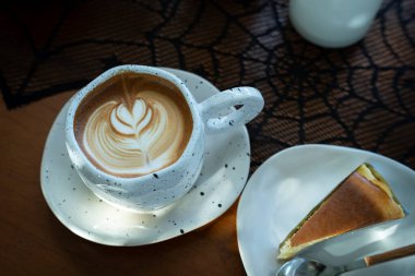 Sütlü sütlü sütlü sütlü sütlü sıcak kahve ve kahveli ev yapımı cheesecake. Cadılar Bayramı Cadılar Bayramı Cadılar Bayramı arkaplanda Cadılar Bayramı teması..