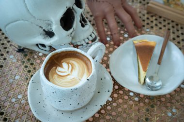 Sütlü sütlü sütlü sütlü sütlü sıcak kahve ve kahveli ev yapımı cheesecake. Cadılar Bayramı Cadılar Bayramı Cadılar Bayramı arkaplanda Cadılar Bayramı teması..