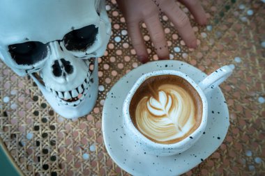 Cadılar Bayramı kutlanan kahve, sütlü sütlü sütlü sütlü sütlü sütlü latte kapanışı, kafede dekorasyon, Cadılar Bayramı Cadılar Bayramı teması..