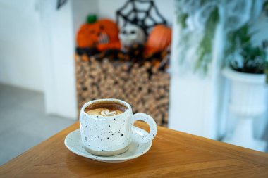Cadılar Bayramı kutlanan kahve, sütlü sütlü sütlü sütlü sütlü sütlü latte kapanışı, kafede dekorasyon, Cadılar Bayramı Cadılar Bayramı teması..