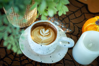 Cadılar Bayramı kutlanan kahve, sütlü sütlü sütlü sütlü sütlü sütlü latte kapanışı, kafede dekorasyon, Cadılar Bayramı Cadılar Bayramı teması..