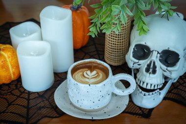 Cadılar Bayramı kutlanan kahve, sütlü sütlü sütlü sütlü sütlü sütlü latte kapanışı, kafede dekorasyon, Cadılar Bayramı Cadılar Bayramı teması..