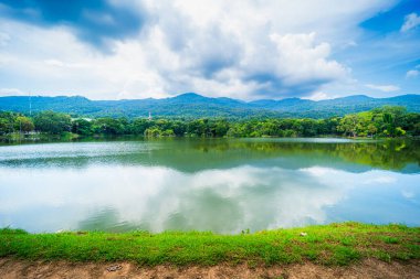 Ang Kaew Chiang Mai Üniversitesi 'nde ve Doi Suthep doğa ormanlarında halka açık bir gezi gölü manzarası..