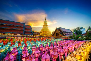 Güzel Lanna lambası, kuzey Tayland tarzı fenerlerdir. Loi Krathong 'da ya da Wat Phra' da Yi Peng Festivali. Hariphunchai Budist tapınağıdır..